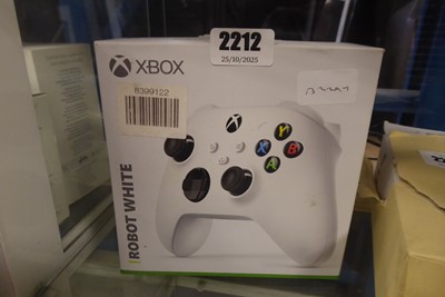 Lot 2212 - Xbox Robot white controller