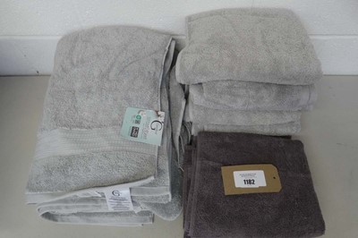 Lot 1182 - A bag containing approx. 8 hand towels and 2...
