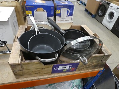 Lot 3142 - Tray of various pots