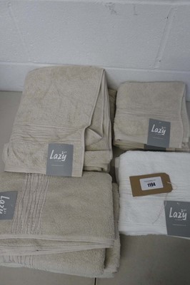 Lot 1194 - A bag containing x4 hand towels, x2 bath...