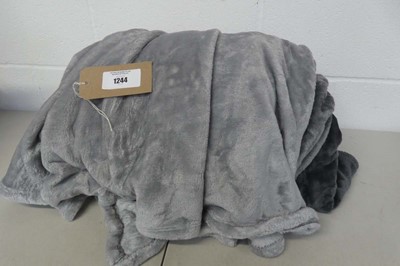 Lot 1244 - Xlarge grey Ombre throw