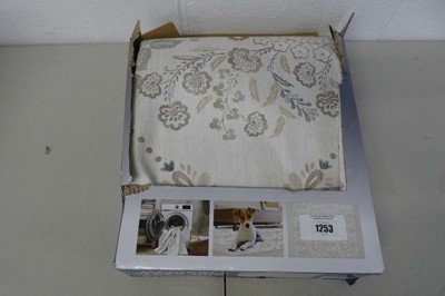 Lot 1253 - Machine washable area rug - 160x226cm