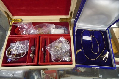 Lot 2339 - 2 boxes containing jewellery