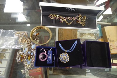 Lot 2342 - Bag of jewellery