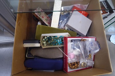 Lot 2361 - Box of jewellery