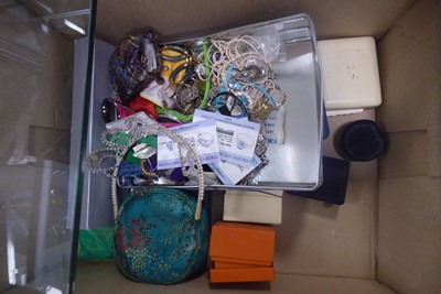 Lot 2363 - Box containing jewellery