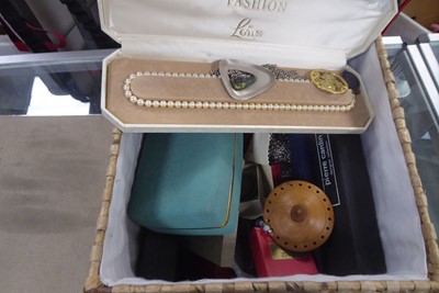 Lot 2373 - Box containing various jewellery items