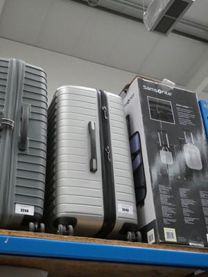 Lot 3243 - 2 piece Desley hard shelled suitcase set