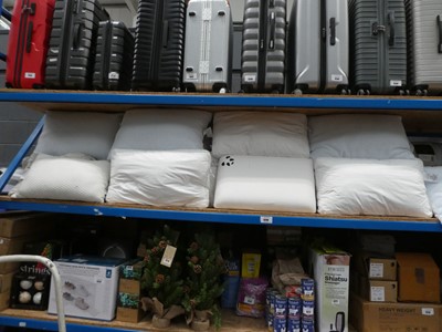 Lot 3249 - Shelf containing a quantity of loose bedding...