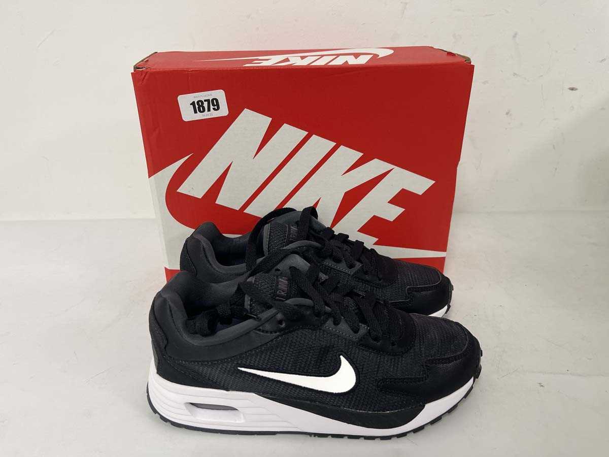 Lot 1879 - Nike children's air max solo trainers in black...