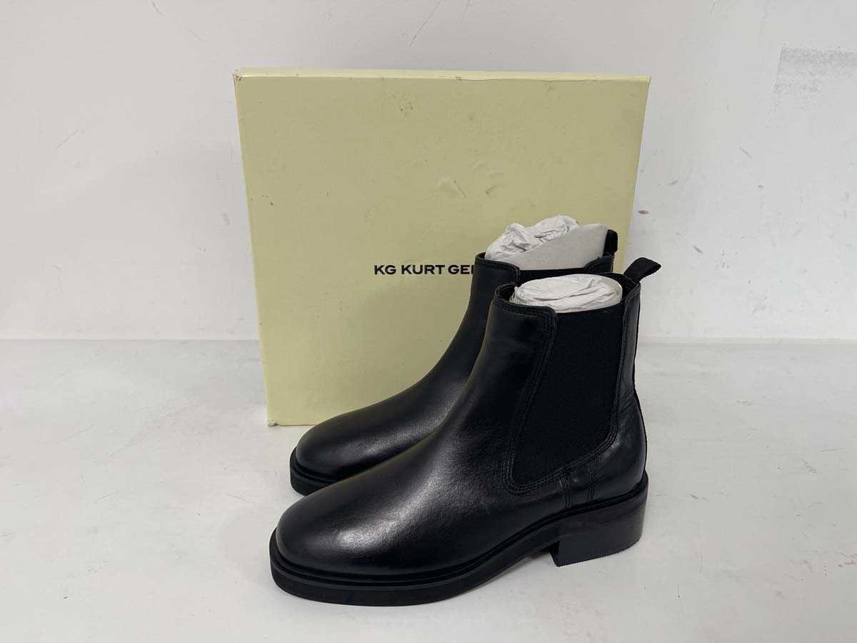 Lot 1881 - KG Kurt Geiger black leather ankle boots size...