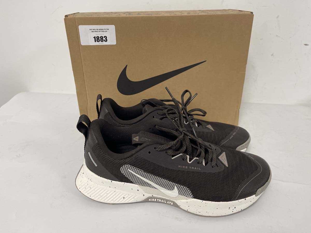 Lot 1883 - Nike juniper trail 3 trainers in brown size...