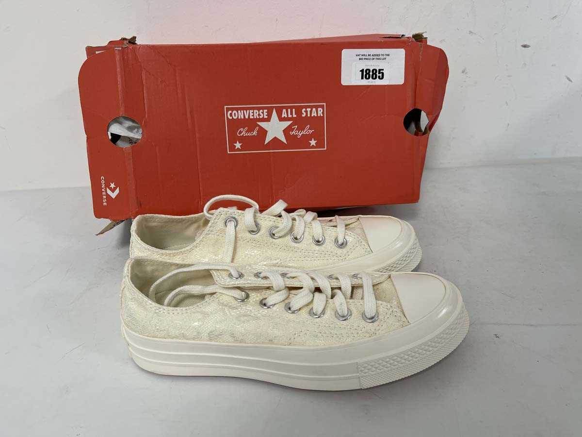 Lot 1885 - Converse chuck 70 OX trainers in white lace...
