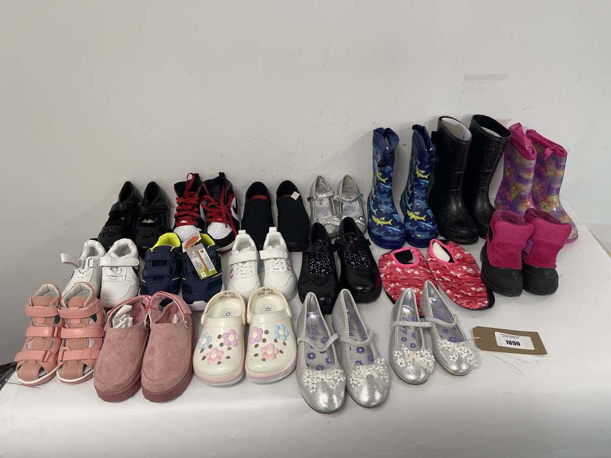 Lot 1890 - 18x Pairs of children's shoes in various...