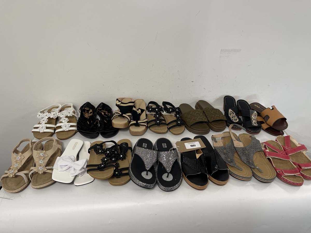 Lot 1891 - 14x Pairs of sandals in various styles to...