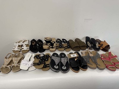 Lot 14x Pairs of sandals in various styles to...
