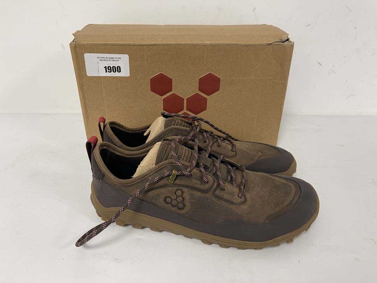 Lot 1900 - Vivo Barefoot tracker leather low shoes size...