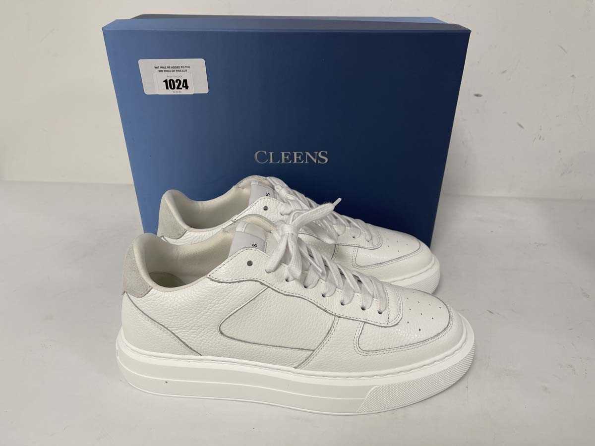 Lot Cleens court white tumbled leather trainers...