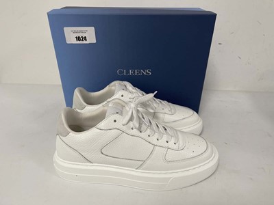 Lot Cleens court white tumbled leather trainers...
