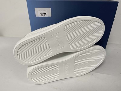 Lot Cleens court white tumbled leather trainers...