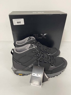 Lot DLX renton boots in black size UK10 - boxed