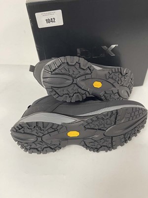 Lot DLX renton boots in black size UK10 - boxed