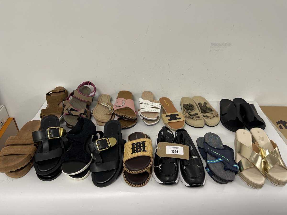 Lot 16x Pairs of sandals in various styles to...