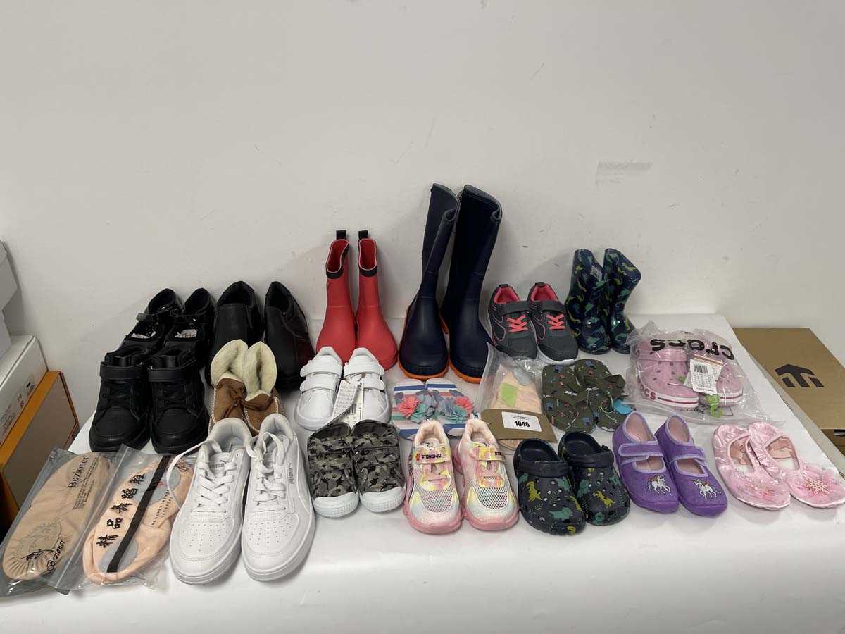 Lot 21x Pairs of children's shoes in various...