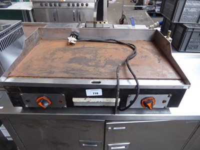 Lot 716 - 72cm electric twin burner flat top griddle