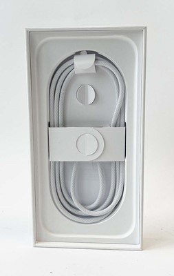 Lot iPhone 16 128GB Pink with box and cable