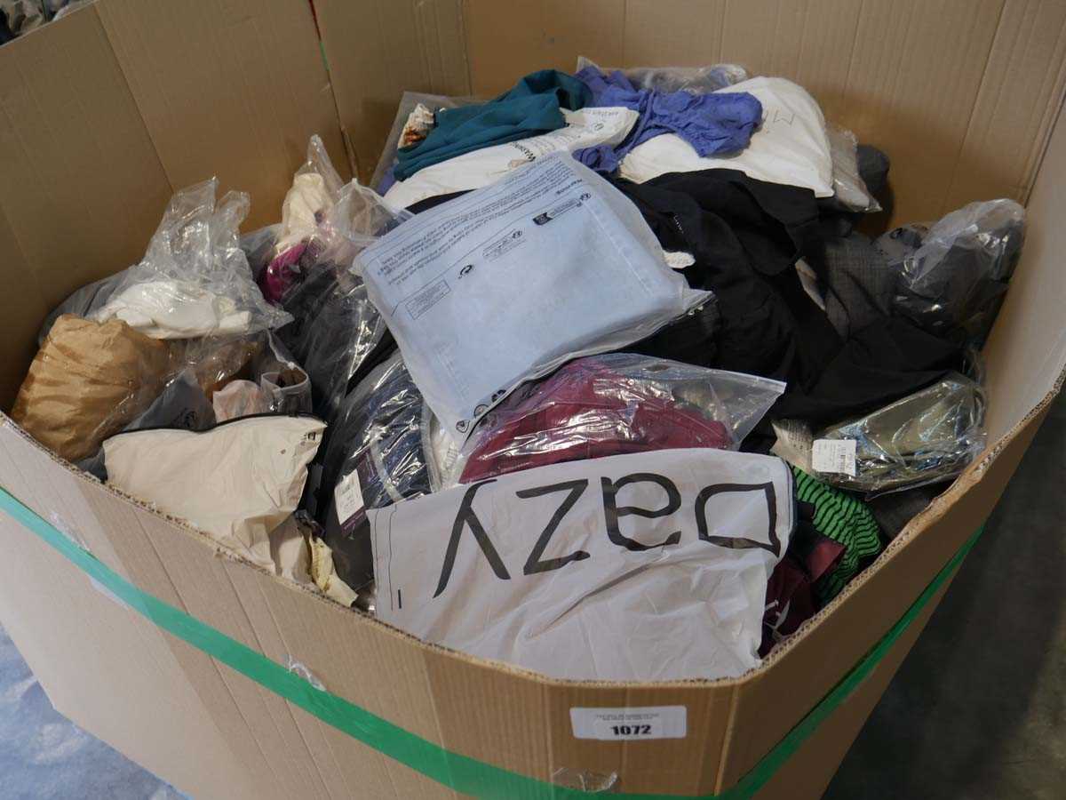 Lot Pallet containing mixed ladies and men's clothing