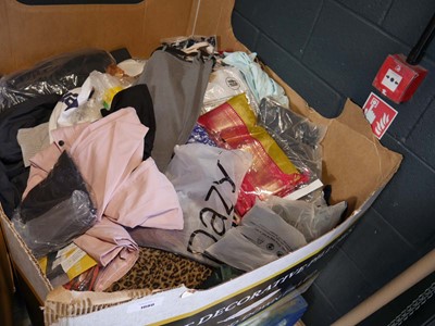 Lot 1080 - Pallet containing mixed ladies and men's clothing
