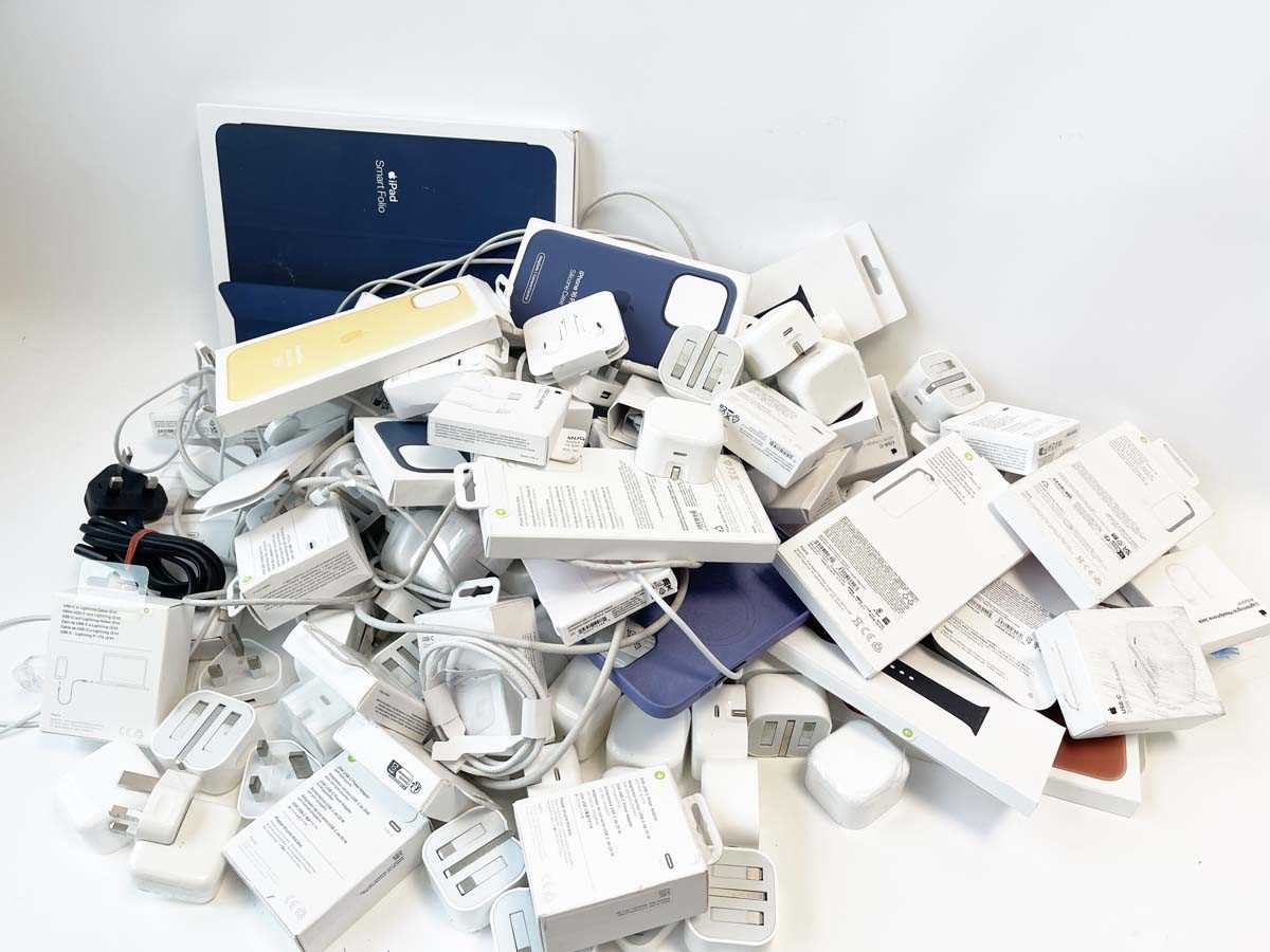 Lot Bag of assorted Apple related accessories;...