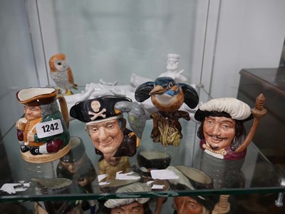 Lot 1242 - Shelf containing assorted collectibles incl....