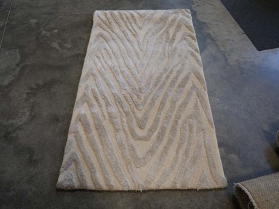 Lot 1258 - Beige patterned hall runner