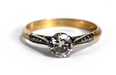 Lot 673 - An 18ct yellow gold ring set brilliant cut...