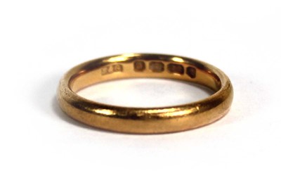Lot 674 - A 22ct yellow gold wedding band, band w. 2 mm,...