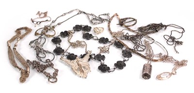Lot 725 - A group of silver and metalware jewellery...