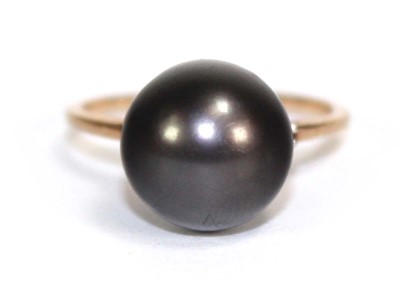 Lot 738 - A 9ct yellow gold rig set grey cultured pearl...