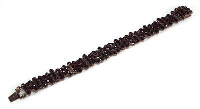 Lot 744 - A late 19th/early 20th century yellow metal...