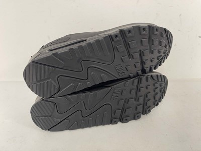 Lot 1001 - Nike air max 90 drift trainers in black size UK12