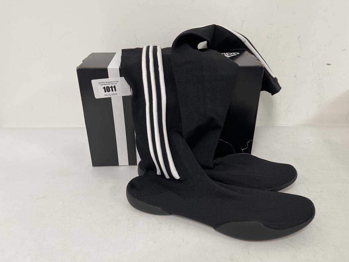 Lot 1011 - Adidas taekwondo mei trainers in black size...