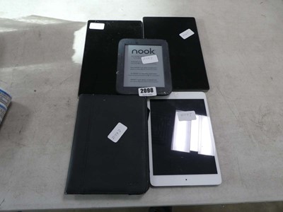 Lot 2098 - Selection of tablets for spares and repairs