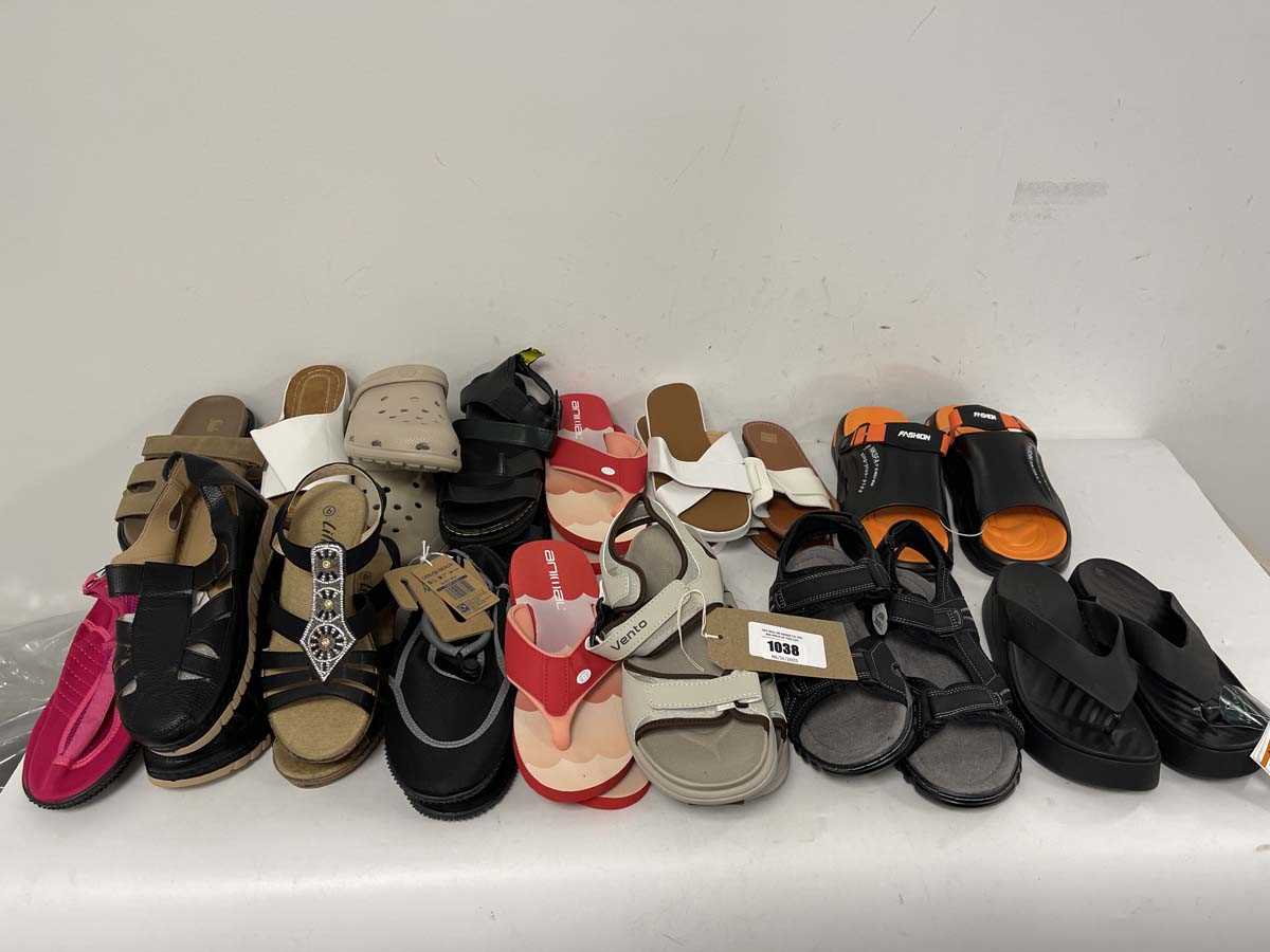 Lot 1038 - 16x Pairs of sandals in various styles to...