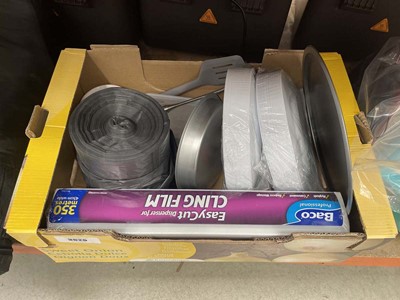 Lot 3020 - tray containing disposable plates, clingfilm,...