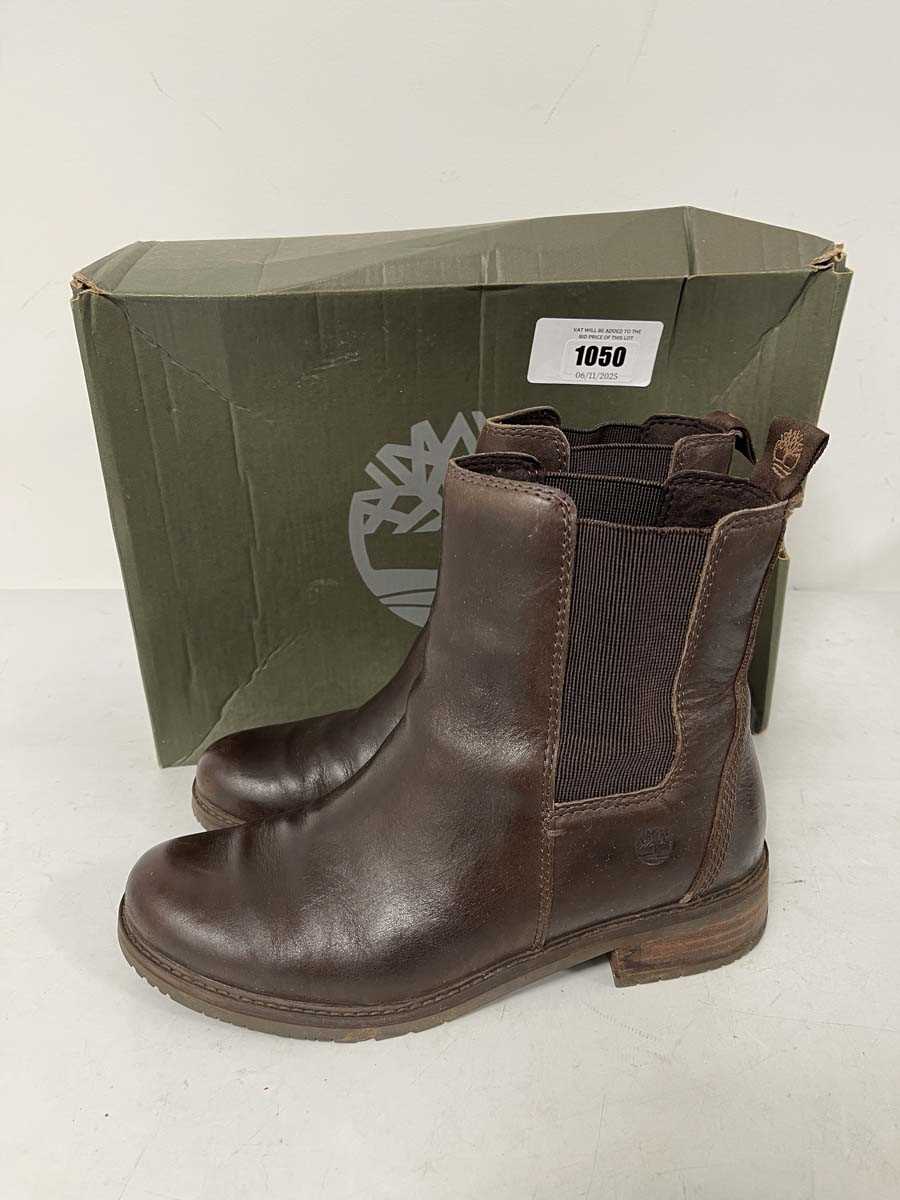 Lot 1050 - Timberland short boots in dark brown size...