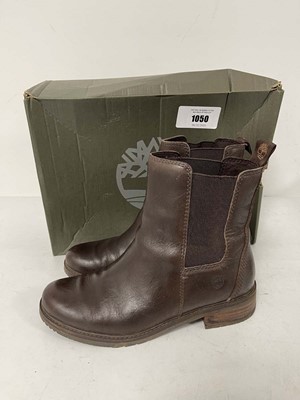 Lot 1050 - Timberland short boots in dark brown size...