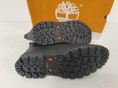 Lot 1054 - Timberland britton road chelsea boots in black...