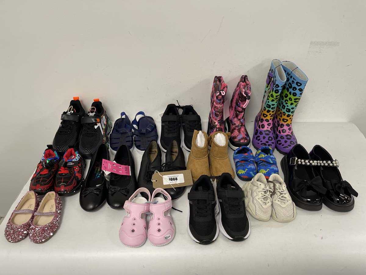 Lot 1068 - 15x Pairs of children's shoes in various...