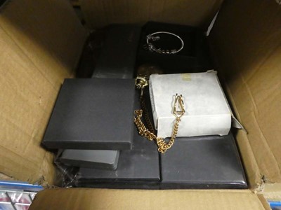Lot 2173 - Box containing various jewellery items